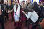 Его Святейшество Далай-лама после завершения торжественной церемонии вручения дипломов в Христианском университете Мартина Лютера. Шиллонг, штат Мегхалая, Индия. 3 февраля 2014 г. Фото: Тензин Чойджор (офис ЕСДЛ)