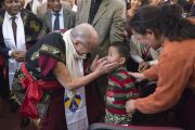 Его Святейшество Далай-лама приветствует своего молодого почитателя после завершения торжественной церемонии вручения дипломов в Христианском университете Мартина Лютера. Шиллонг, штат Мегхалая, Индия. 3 февраля 2014 г. Фото: Тензин Чойджор (офис ЕСДЛ)