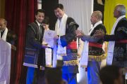 Глава тибетского правительства в изгнании Лобсанг Сенге вручает дипломы выпускникам Христианского университета Мартина Лютера. Шиллонг, штат Мегхалая, Индия. 3 февраля 2014 г. Фото: Тензин Чойджор (офис ЕСДЛ)