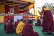 Монахи проводят философский диспут в то время, как Его Святейшество Далай-лама готовится к началу утренней сессии учений. Шиллонг, штат Мегхалая, Индия. 4 февраля 2014 г. Фото: Тензин Чойджор (офис ЕСДЛ)