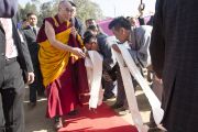 Его Святейшество Далай-лама приветствует своих почитателей на стадионе для игры в поло в Шиллонге. Штат Мегхалая, Индия. 4 февраля 2014 г. Фото: Тензин Чойджор (офис ЕСДЛ)