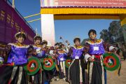 Юные артисты ожидают прибытия Его Святейшества Далай-ламы на стадион для игры в поло в Шиллонге. Штат Мегхалая, Индия. 4 февраля 2014 г. Фото: Тензин Чойджор (офис ЕСДЛ)