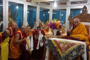Его Святейшество Далай-ламу с монахами монастыря Ганден Чолинг. Лампаринг, штат Мегхалая, Индия. 4 февраля 2014 г. Фото: Джереми Рассел (офис ЕСДЛ)
