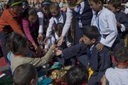Участникам учений Его Святейшества Далай-ламы раздают ритуальные предметы во время посвящения Авалокитешвары. Шиллонг, штат Мегхалая, Индия. 4 февраля 2014 г. Фото: Тензин Чойджор (офис ЕСДЛ)