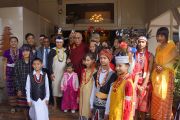 Его Святейшество Далай-лама фотографируется с молодыми людьми из северо-восточных штатов, одетых в национальные одежды. Шиллонг, штат Мегхалая, Индия. 5 февраля 2014 г. Фото: Джереми Рассел (офис ЕСДЛ)