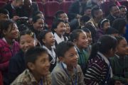 Дети в зале смеются в ответ на шутку Его Святейшества Далай-ламы во время встречи в Центральной библиотеке штата. Шиллонг, штат Мегхалая, Индия. 5 февраля 2014 г. Фото: Тензин Чойджор (офис ЕСДЛ)