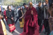 Его Святейшество Далай-лама возвращается в Центральную библиотеку после обеда, чтобы принять участие в межрелигиозной встрече. Шиллонг, штат Мегхалая, Индия. 5 февраля 2014 г. Фото: Тензин Чойджор (офис ЕСДЛ)