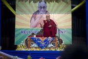 Его Святейшество Далай-лама обращается к тибетцам, собравшимся в зале Центральной библиотеки штата. Шиллонг, штат Мегхалая, Индия. 5 февраля 2014 г. Фото: Тензин Чойджор (офис ЕСДЛ)