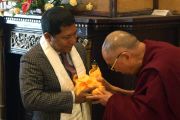 Его Святейшество Далай-лама дарит статую Будды главному министру штата Мукулу Сангме. Шиллонг, штат Мегхалая, Индия. 5 февраля 2014 г. Фото: Джереми Рассел (офис ЕСДЛ)