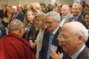 Его Святейшество Далай-лама здоровается с присутствующими в зале перед началом круглого стола в Американском институте предпринимательства. Вашингтон, округ Колумбия, США. 20 февраля 2014 г. Фото: Джереми Рассел (офис ЕСДЛ)