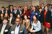 Дээрхийн Гэгээнтэн Далай Лам уулзалтын дараа тус хүрээлэнгийн оюутнуудын хамт. АНУ, Вашингтон хот. 2014.02.19. Зургийг Патрик Раян