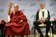 Его Святейшество Далай-лама и Адам Брукс, президент Американского института предпринимательства, на встрече «Счастье, свобода предпринимательства и процветание человека». Вашингтон, округ Колумбия, США. 19 февраля 2014 г. Фото: Джереми Рассел (офис ЕСДЛ)