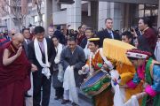 Тибетцы встречают Его Святейшество Далай-ламу и сопровождающего его сикьонга Лобсанга Сенге в Вашингтоне. Вашингтон, округ Колумбия, США. 18 февраля 2014 г. Фото: Джереми Рассел (офис ЕСДЛ)