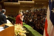 Его Святейшество Далай-лама приветствует публику в концертном зале им. Луизы Дэвис перед началом своей лекции. Сан-Франциско, Штат Калифорния, США. 22 февраля 2014 г. Фото: American Himalayan Foundation
