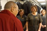 Его Святейшество Далай-лама беседует с персоналом гостиницы. Сан-Франциско, Штат Калифорния, США. 22 февраля 2014 г. Фото: Джереми Рассел (офис ЕСДЛ)