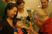 Его Святейшество Далай-лама приветствует своих поклонников в холле гостиницы в Сан-Фрнациско. Сан-Франциско, Штат Калифорния, США. 22 февраля 2014 г. Фото: Джереми Рассел (офис ЕСДЛ)