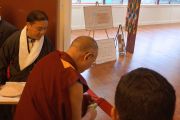 Его Святейшество Далай-лама перерезает ленточку на открытии нового тибетского общественного центра в Ричмонде. Штат Калифорния, США. 23 февраля 2014 г. Фото: Джереми Рассел (офис ЕСДЛ)