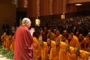 Его Святейшество Далай-лама приветствует аудиторию в зале театра в Беркли. Штат Калифорния, США. 23 февраля 2014 г. Фото: Джереми Рассел (офис ЕСДЛ)