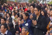 Тибетцы слушают Его Святейшество Далай-ламу на торжественном открытии нового тибетского общественного центра в Ричмонде. Штат Калифорния, США. 23 февраля 2014 г. Фото: Джереми Рассел (офис ЕСДЛ)