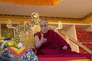 Его Святейшество Далай-лама выступает с речью на торжественном открытии нового тибетского общественного центра в Ричмонде. Штат Калифорния, США. 23 февраля 2014 г. Фото: YoWangdu