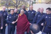 Его Святейшество Далай-лама фотографируется с полицейскими обеспечивавшими безопасность во время торжественного открытия тибетского общественного центра в Ричмонде. Штат Калифорния, США. 23 февраля 2014 г. Фото: Джереми Рассел (офис ЕСДЛ)