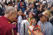 Члены тибетской общины приветствуют Его Святейшество Далай-ламу в тибетском центре в Ричмонде. Штат Калифорния, США. 23 февраля 2014 г. Фото: Джереми Рассел (офис ЕСДЛ)