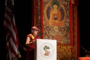 Его Святейшество Далай-лама выступает с речью в зале театра в Беркли. Штат Калифорния, США. 23 февраля 2014 г. Фото: Джереми Рассел (офис ЕСДЛ)