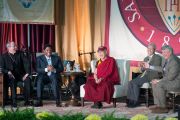 Его Святейшество Далай-лама и другие участники дискуссии на тему "Сострадание и бизнес" в университете Санта-Клары. Штат Калифорния, США. 24 февраля 2014 г. Фото: Charles Barry