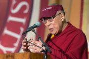 Его Святейшество Далай-лама выступает на утреннем заседании круглого стола "Сострадание и бизнес" в университете Санта-Клары. Штат Калифорния, США. 24 февраля 2014 г. Фото: Charles Barry