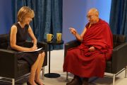 Уиллоу Бэй берет интервью у Его Святейшества Далай-ламы для выходящей в прямом эфире программы "HuffPost Live". Лос-Анджелес, штат Калифорния, США. 26 февраля 2014 г. Фото: Джереми Рассел (офис ЕСДЛ)