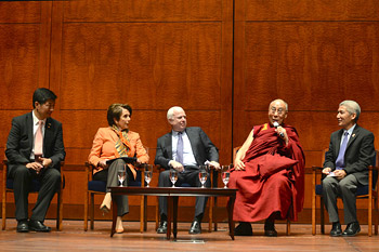 Далай-лама провел день на Капитолийском холме в Вашингтоне
