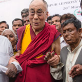 Далай-лама оказал помощь лепрозорию в Дели