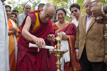 Далай-лама оказал помощь лепрозорию в Дели