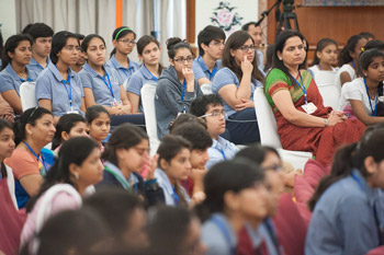 Далай-лама провел беседу со школьниками о нравственности и сострадании и продолжил учения в Нью-Дели