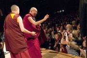 Его Святейшество Далай-лама прощается с публикой по окончании своего выступления на 26-м ежегодном Форуме лауреатов Нобелевской премии мира. Миннеаполис, штат Миннесота, США. 1 марта 2014 г. Фото: Stephen Geffre
