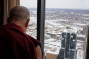 Его Святейшество Далай-лама смотрит на заснеженный Миннеаполис вечером первого дня своего визита в этот город. Миннеаполис, штат Миннесота, США. 1 марта 2014 г. Фото: Джереми Рассел (офис ЕСДЛ)
