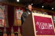 Сикьонг Лобсанг Сенге выступает с речью на праздновании тибетского нового года в колледже Огсбург. Миннеаполис, штат Миннесота, США. 2 марта 2014 г. Фото: Stephen Geffre