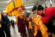 Его Святейшество Далай-ламу встречают в Аугсбургском колледже перед началом празднования тибетского нового года. Миннеаполис, штат Миннесота, США. 2 марта 2014 г. Фото: Stephen Geffre