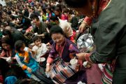 Присутствующих на праздновании тибетского нового года в Аугсбургском колледже угощают тибетским чаем. Миннеаполис, штат Миннесота, США. 2 марта 2014 г. Фото: Stephen Geffre