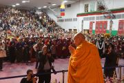 Его Святейшество Далай-лама приветствует примерно 3000 человек, собравшихся в Аугсбургском колледже на празднование тибетского нового года. Миннеаполис, штат Миннесота, США. 2 марта 2014 г. Фото: Джереми Рассел (офис ЕСДЛ)