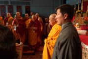 Его Святейшество Далай-лама и сикьонг Лобсанг Сенге во время исполнения государственного гимна Тибета  в начале празднования тибетского нового года в Аугсбургском колледже в Миннеаполисе. Штат Миннесота, США. 2 марта 2014 г. 2 марта 2014 г. Фото: Джереми Рассел (офис ЕСДЛ)