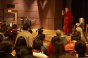 Его Святейшество Далай-лама встречается с представителями тибетской общины в аудитории Национального института здравоохранения США. Вашингтон, округ Колумбия, США. 7 марта 2014 г. Фото: Джереми Рассел (офис ЕСДЛ)