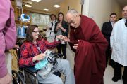 Его Святейшество Далай-лама здоровается с пациенткой Национального института здравоохранения США. Вашингтон, округ Колумбия, США. 7 марта 2014 г. Фото: Джереми Рассел (офис ЕСДЛ)
