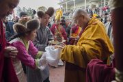 Дээрхийн Гэгээнтэн Далай Ламыг цагаач Төвдийн парламентийн ордонд морилон ирэхэд уламжлалт ёсоор угтан авав. Энэтхэг, Дарамсала. 2014.03.11. Зургийг Дэнзэнчойжор (ДЛО)