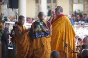 Во время молебна о долголетии Его Святейшества Далай-ламы, который проводился в рамках учений Его Святейшества в главном тибетском храме. Дхарамсала, Индия. 16 марта 2014 г. Фото: Тензин Чойджор (офис ЕСДЛ)