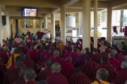 Учения Его Святейшества Далай-ламы в главном тибетском храме транслировались на нескольких больших экранах. Дхарамсала, Индия. 16 марта 2014 г. Фото: Тензин Чойджор (офис ЕСДЛ)