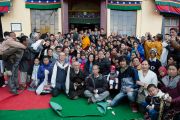 Его Святейшество Далай-лама с местными тибетцами в монастыре Джонанг Тактен Пхунцог Чолинг. Шимла, штат Химачал Прадеш, Индия. 18 марта 2014 г. Фото: Тензин Чойджор (офис ЕСДЛ)