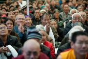 Местные тибетцы собрались в Центральной тибетской школе, чтобы послушать наставления Его Святейшества Далай-ламы. Шимла, штат Химачал Прадеш, Индия. 18 марта 2014 г. Фото: Тензин Чойджор (офис ЕСДЛ)