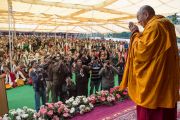 Его Святейшество Далай-лама приветствует слушателей, собравшихся на учения в Центральной тибетской школе. Шимла, штат Химачал Прадеш, Индия. 18 марта 2014 г. Фото: Тензин Чойджор (офис ЕСДЛ)