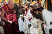 Его Святейшество Далай-ламу встречают в Центральном университете штата Химачал Прадеш. Шимла, штат Химчал Прадеш, Индия. 19 марта 2014 г. Фото: Тензин Чойджор (офис ЕСДЛ)